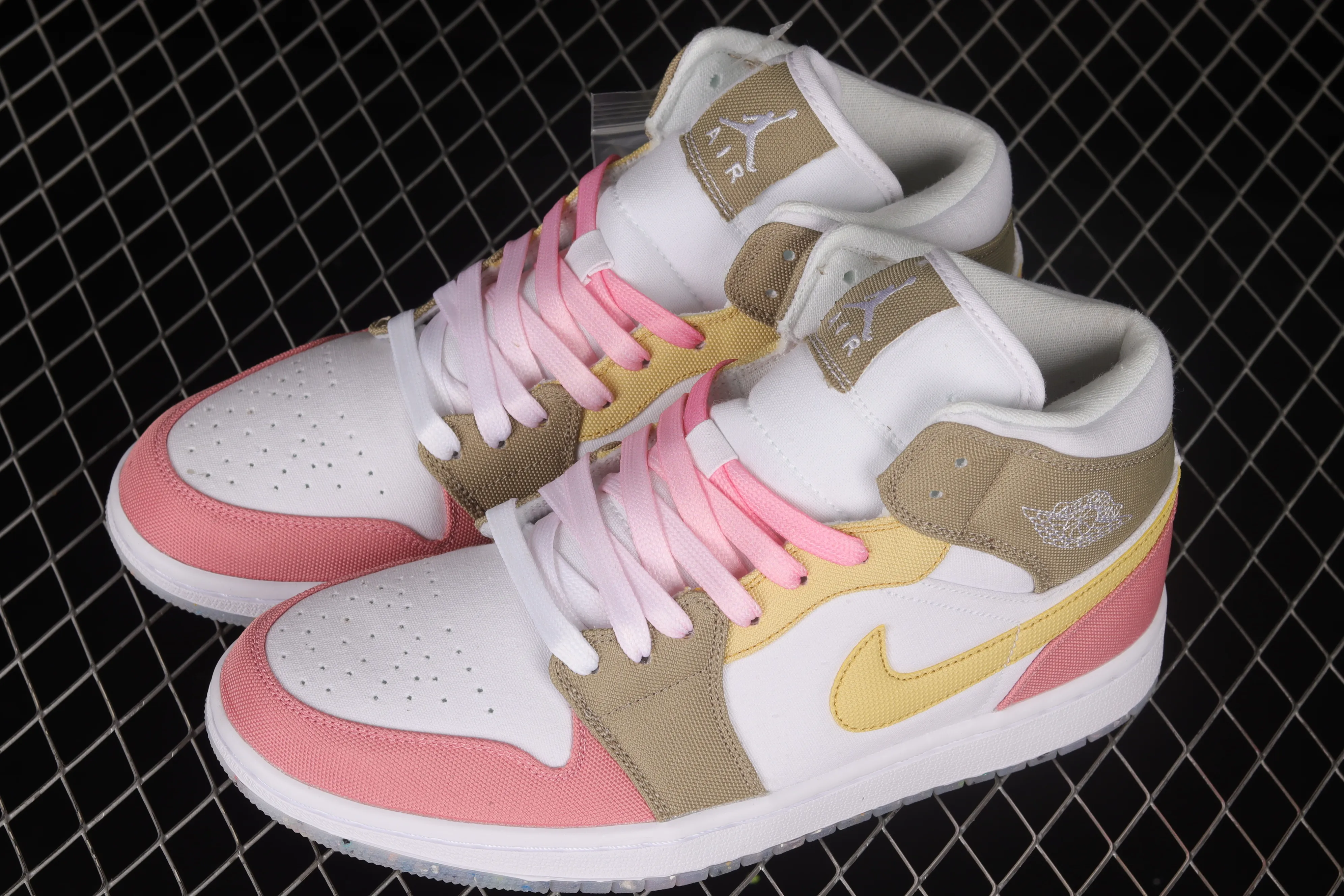 All categories Air Jordan Jordan series basketball shoes Air Jordan 1 Mid Air Jordan 1 Mid AJ1 candy powder Zhongbang basketball shoes DJ0338-100